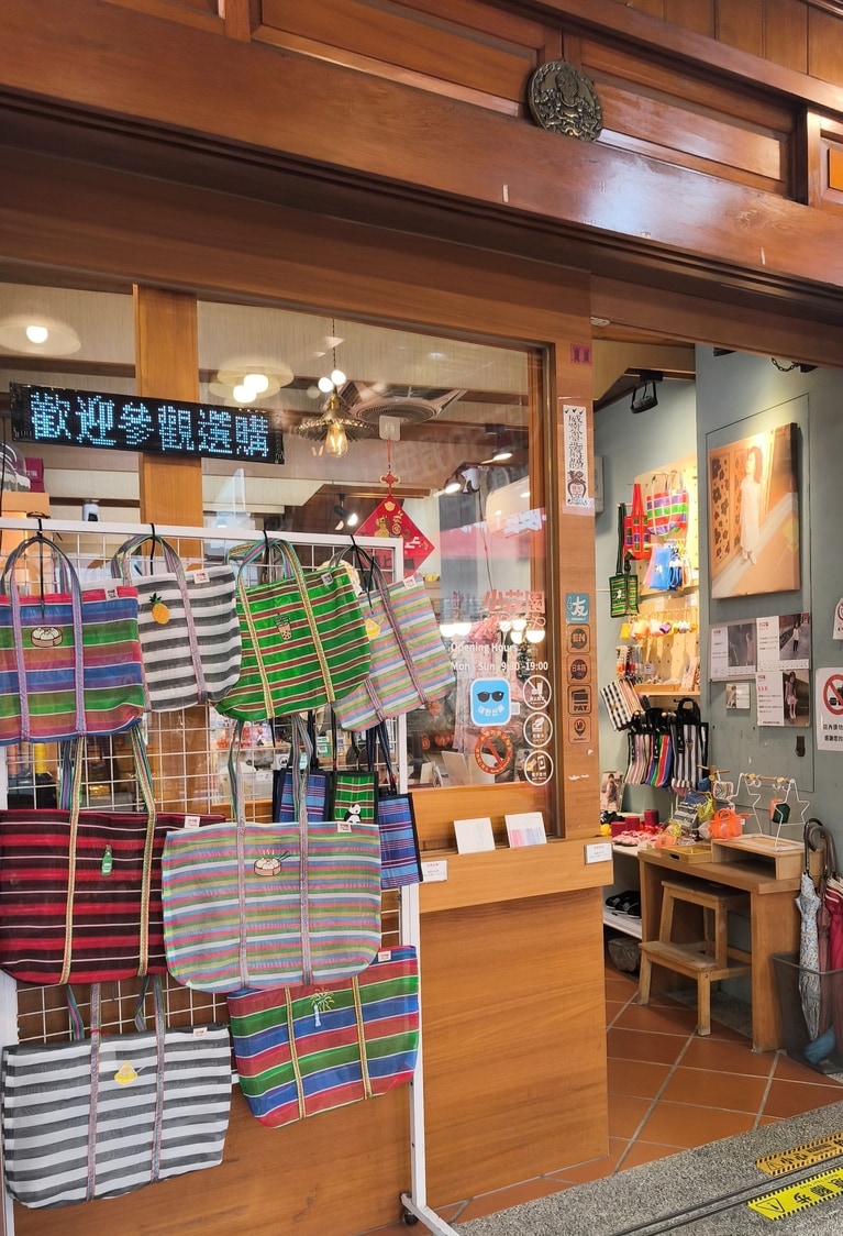 「小花園鞋荘」の店先。かわいい刺繍入りナイロンバッグが目を引きます。