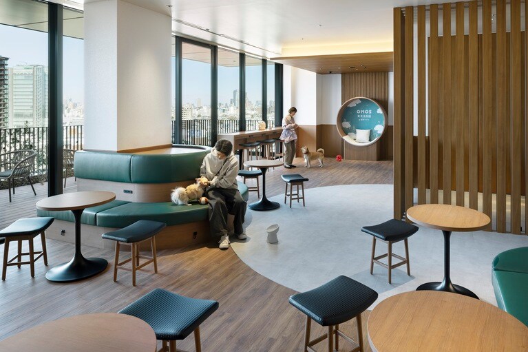 ドッグガーデン内のラウンジスペース。飼い主さんがうらやましい。