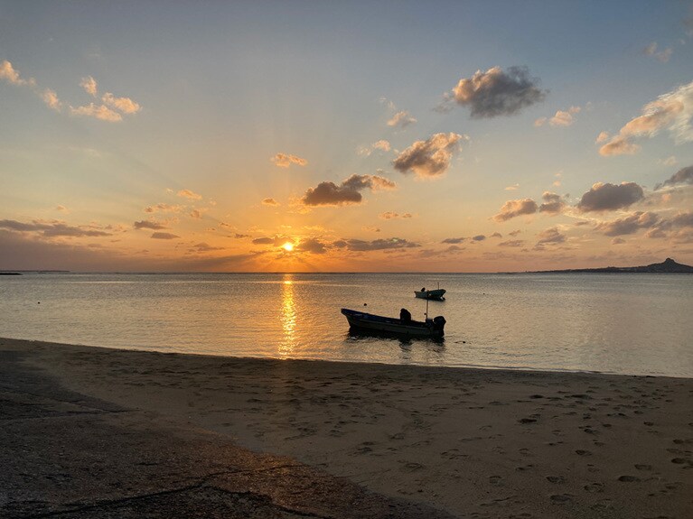 フクギ並木を抜けた先の浜辺。どこからともなく三線の音色が聞こえてくる。