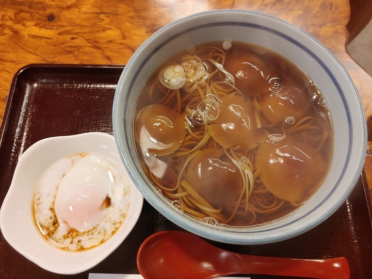 野沢温泉の名物、きのこたっぷりの蕎麦。