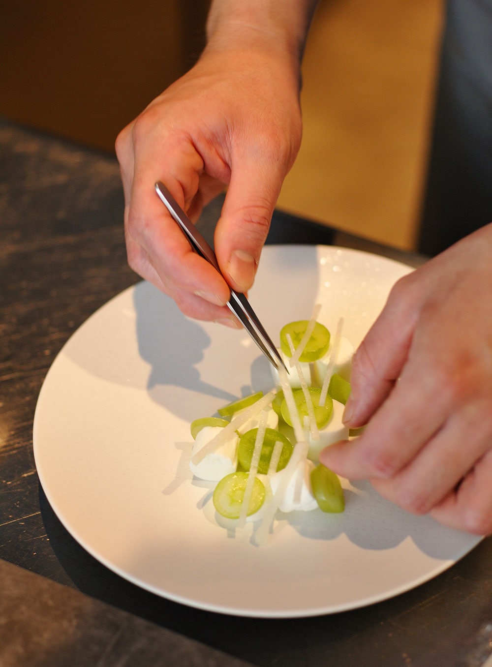 1皿目のデザートはフロマージュブランのスフレグラッセ。シャインマスカットと細切りにした梨や青リンゴですっきりと。
