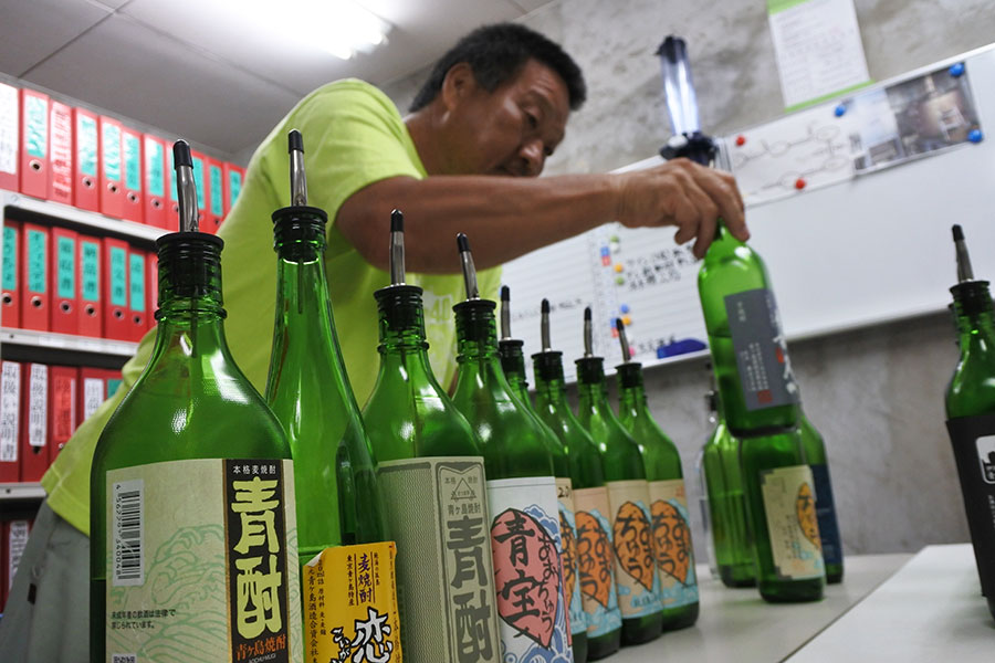 青ヶ島酒造の奥山さんが造り方を説明し、試飲もできます。