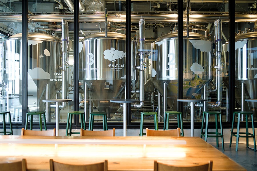 ガラス越しに見える醸造タンク。1つのタンクで5,000杯くらいのビールをつくる。