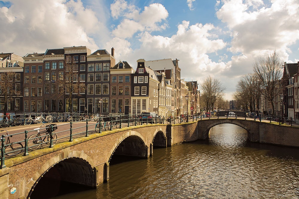 運河の街、アムステルダムの優雅な風景。400年以上も前から“ダイヤモンドの聖地”としてもてはやされた。