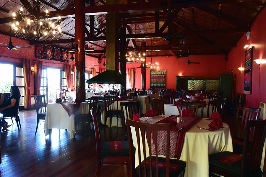 ベトナムらしさと山岳リゾートの雰囲気がミックスしたレストラン。