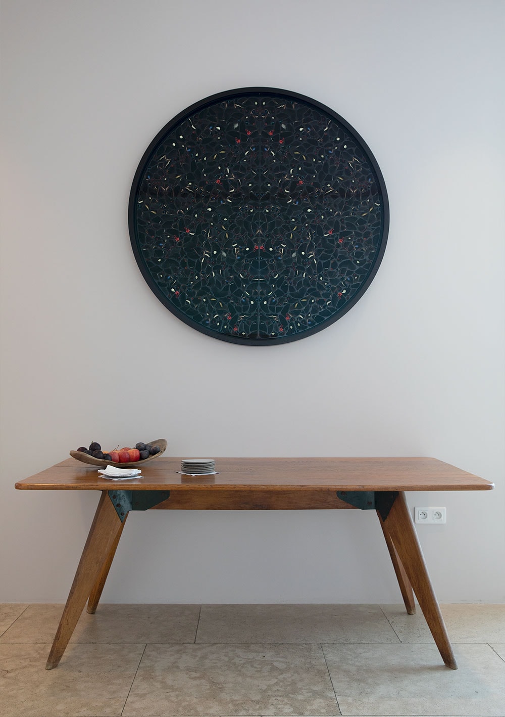 J.プルーヴェのテーブルにダミアン・ハーストのオブジェが映える。