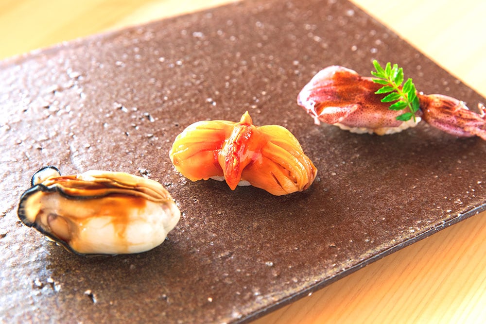 左から、赤穂産の煮牡蠣、牛窓の赤貝、瀬戸内産ベイカ。ランチ 5,000円、ディナー 13,000円ともにコースのみ。