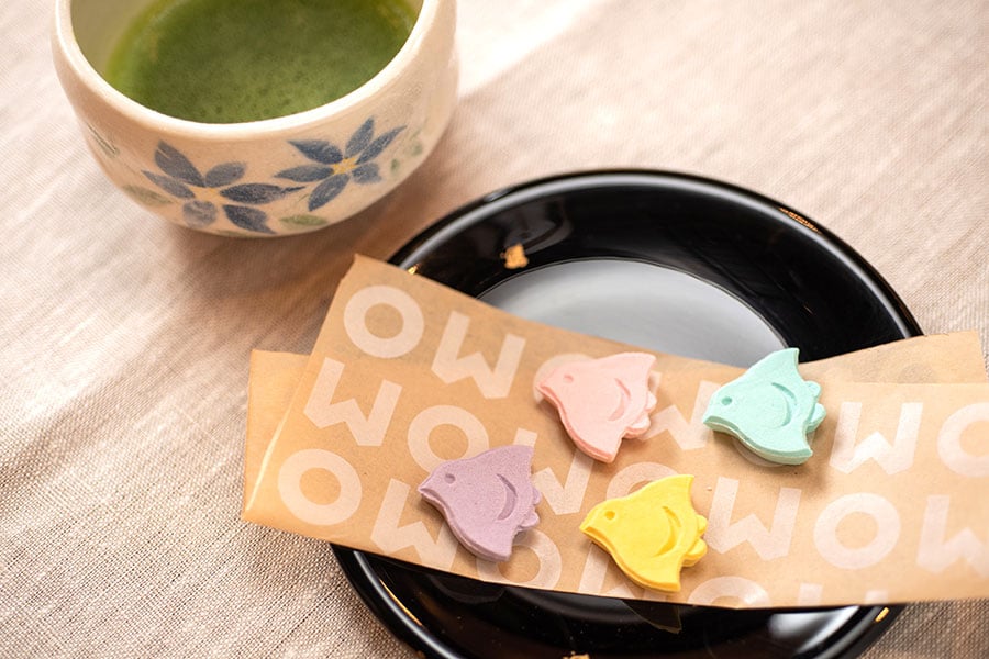 和菓子好きにうれしい「抹茶サービス」。写真は先斗町「駿河屋」の和三盆千鳥。