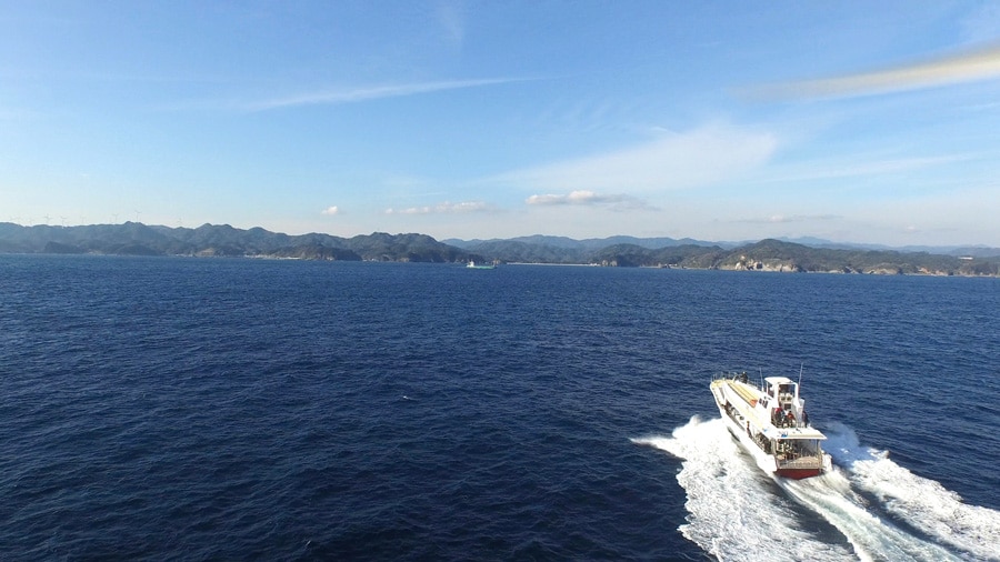 弓ヶ浜の港から神子元島までは15分。クルージングも楽しめます。