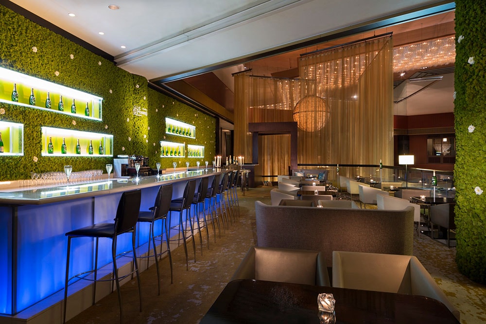 N.Y.テイストのモダンなスタンディングバーを思わせる「シャンパン・バー」は、昼夜で姿を変えながら、それぞれのひとときを楽しめる空間。