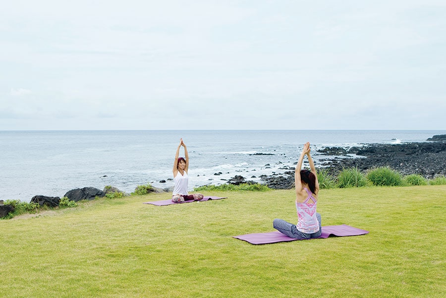 「Aroma & Yoga ナチュラルセラピー癒香～ゆこう～」では南原千畳岩海岸などで大自然のエネルギーを吸収するヨガツアーが人気。