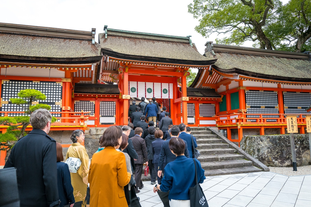 「iichiko彩天 祈願奉納祭」の会場に入っていく参列者たち。