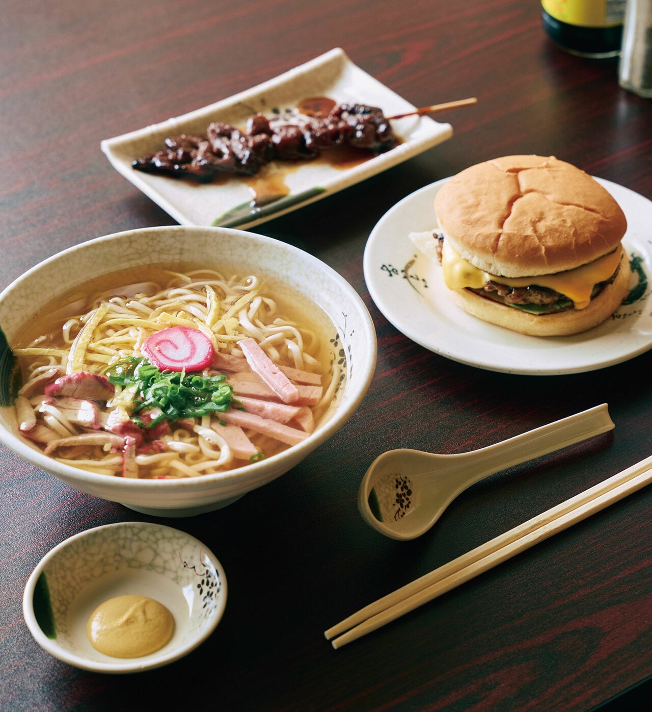 「サイミン」（スモール 8.95ドル）の具材はマスタードをつけて食べる。地元の人は「テリ ビーフ バーガー」（5.95ドル）、「BBQ スティック」（3ドル）との3点セットが定番。