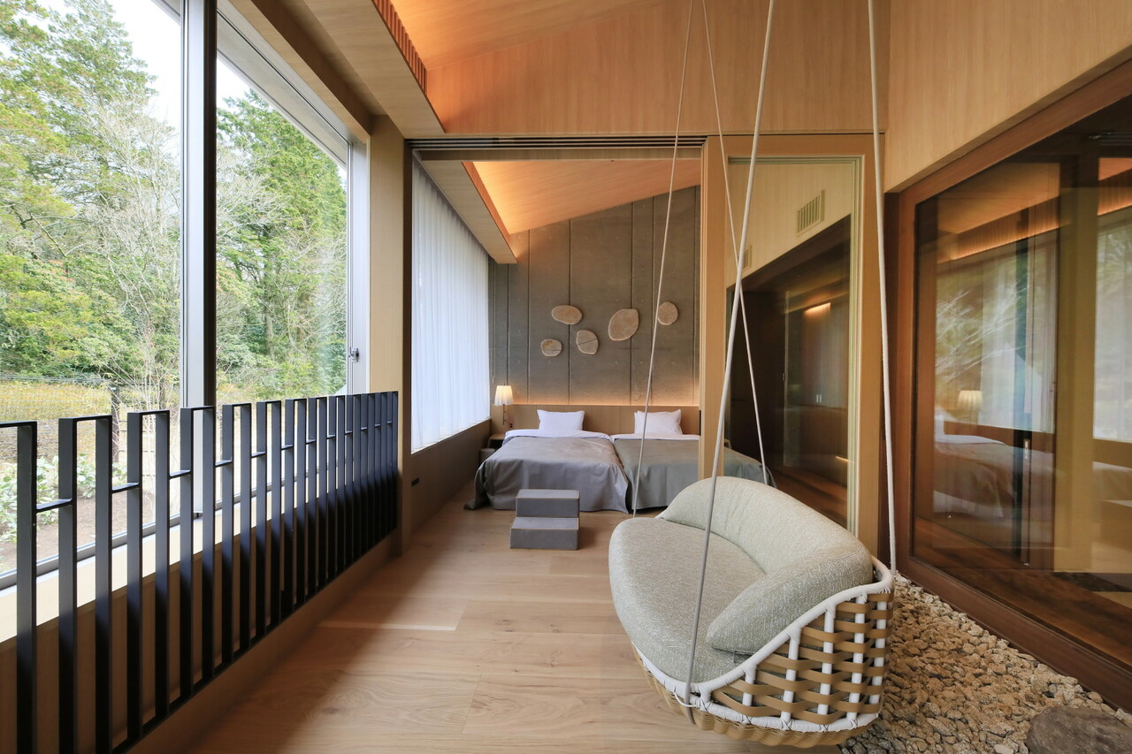 温かみのある木材を多用した客室内には、愛犬専用のトイレ、ベッド、アメニティも充実。写真は客室の一例、サンルームを設けた2階の「ラグジュアリー D-Type」。