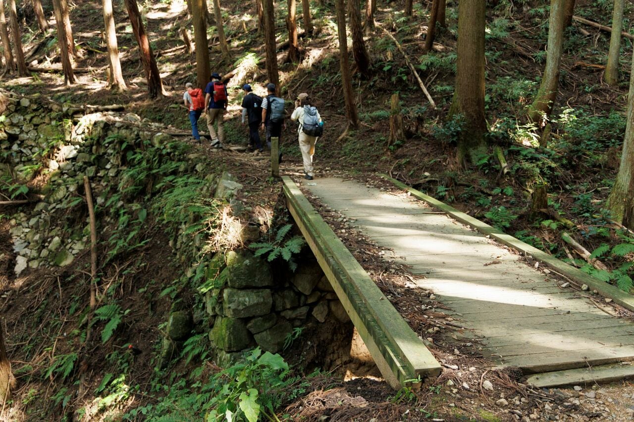 敵兵の侵入時に沢に架かる橋を落とし、時間を稼いだとされる。