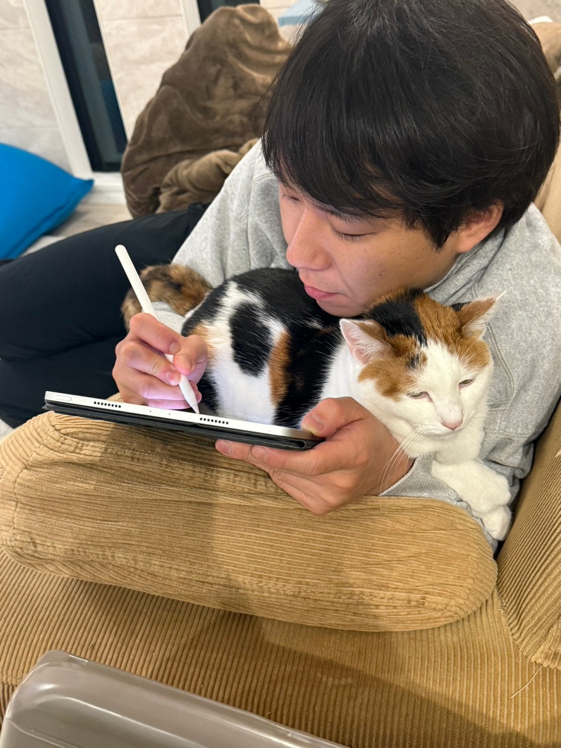 秋山さんにくっついてくつろぐキキちゃん。