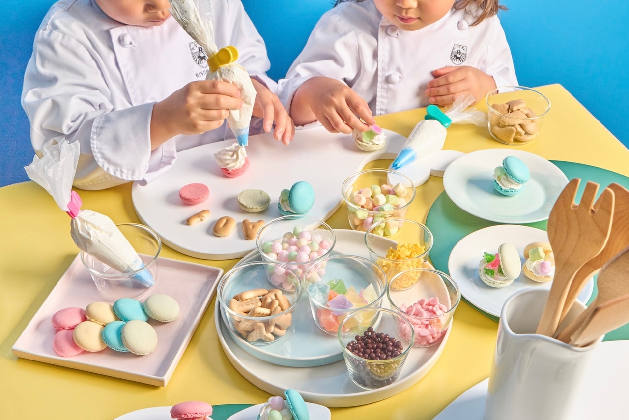 子どもがコックコートでマカロン作りに挑戦する「キッズパティシエ」コーナーも。
