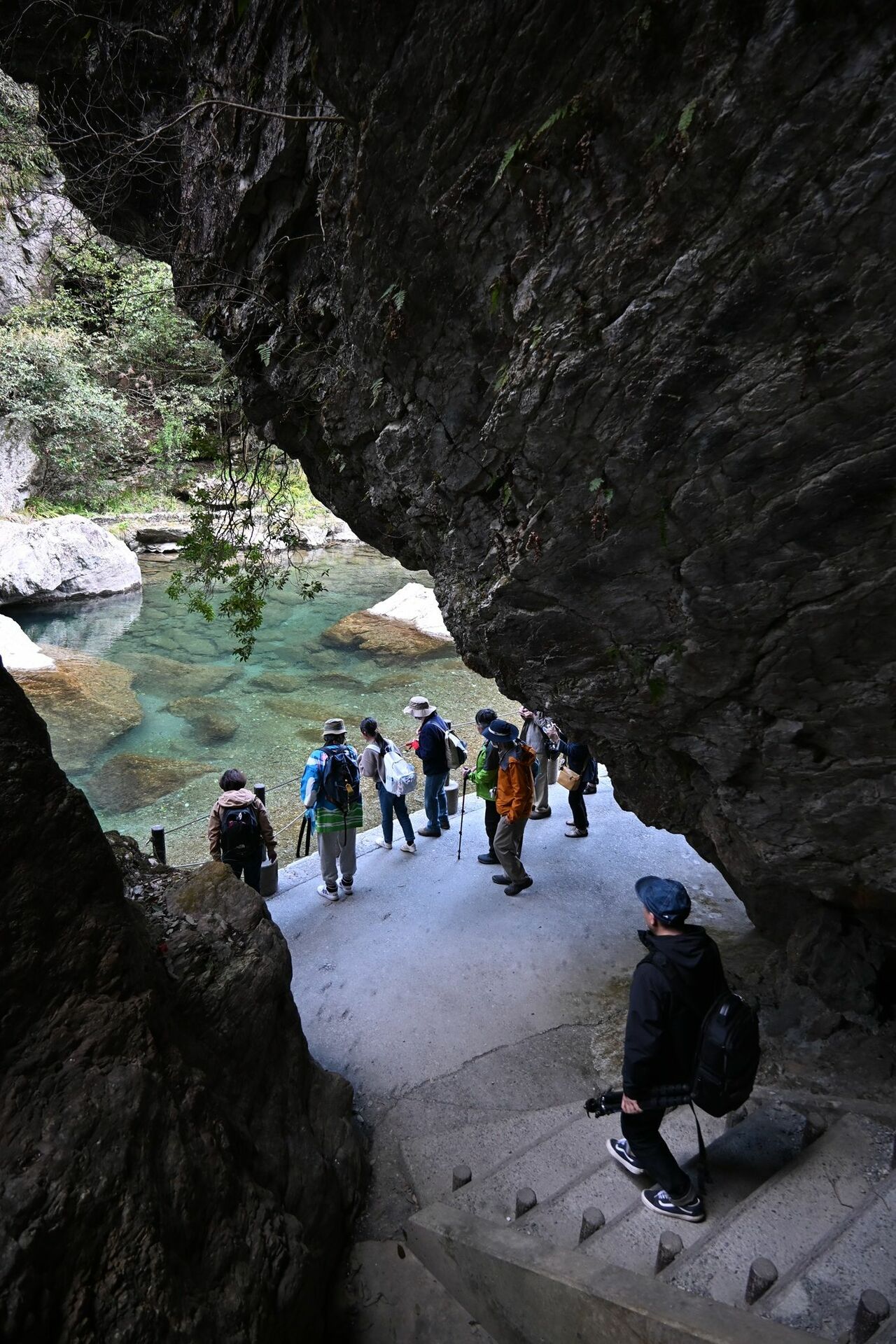 巨岩の間を歩く(中津渓谷)