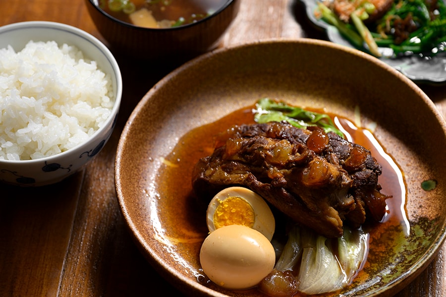 ホロホロに煮込んだ肉がたまらない「ソーキ煮 定食」1,200円。