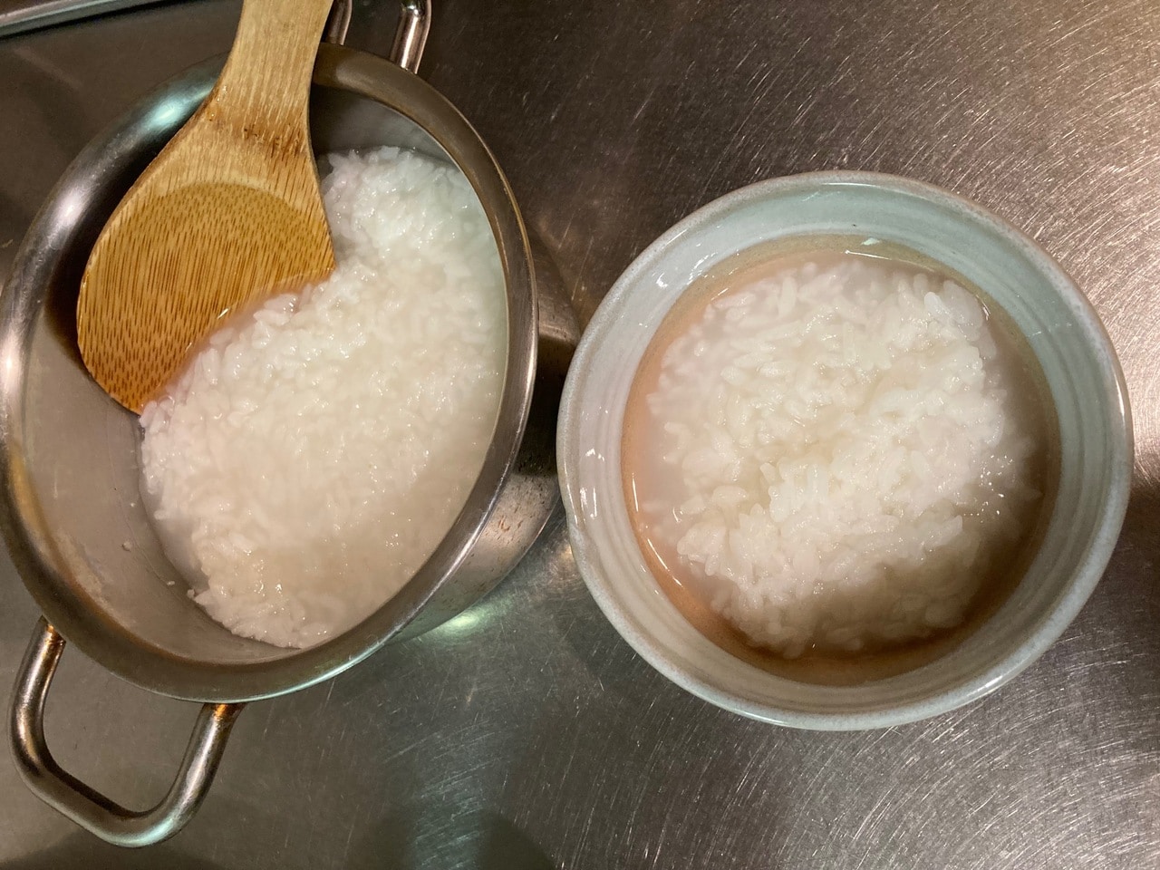 朝食のお粥。物足らず、このあとの昼食と夕食が早くも思いやられた。