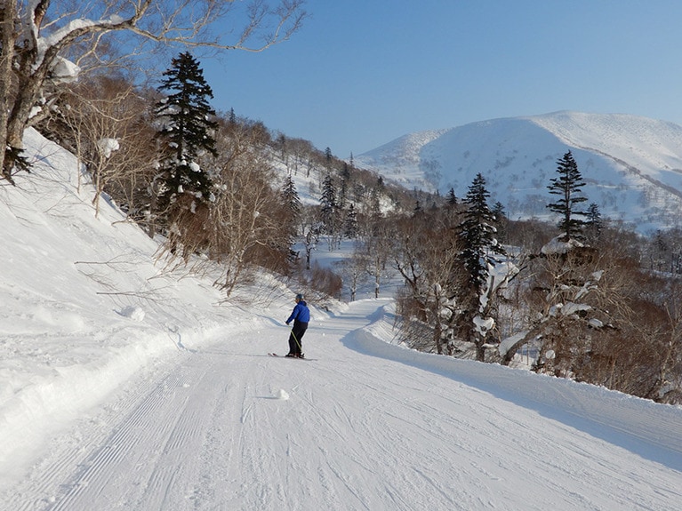 先生の後をトレーンして滑降。