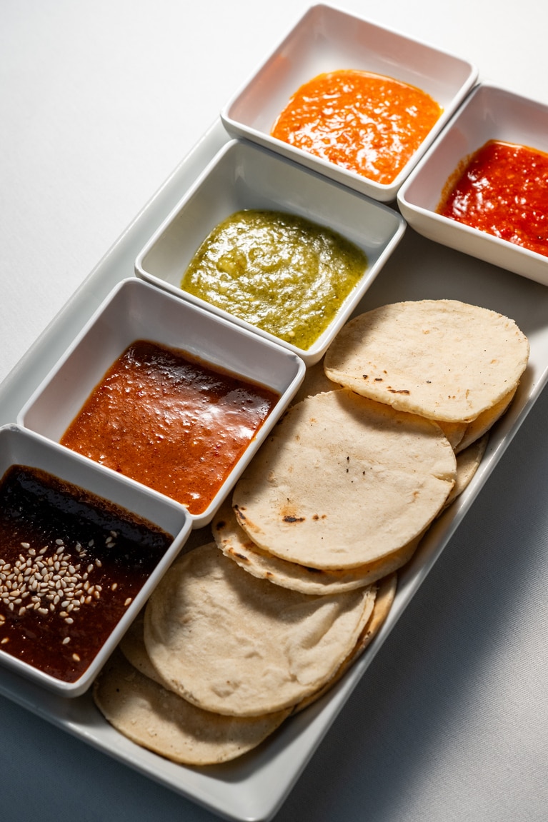 シェフの看板メニューのひとつ「ファイブ・モーレス」。特別な日に作られるメキシコの伝統的なソースへのオマージュが詰まった逸品。