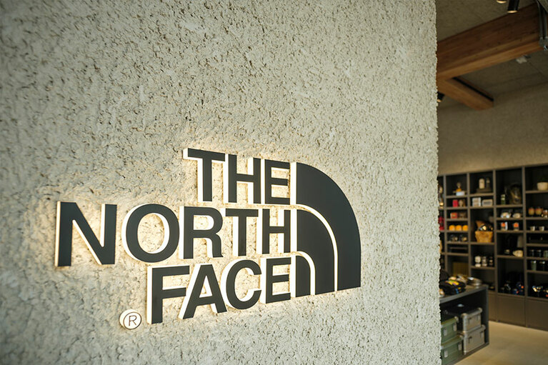 ロゴが目印の1階のエントランス。