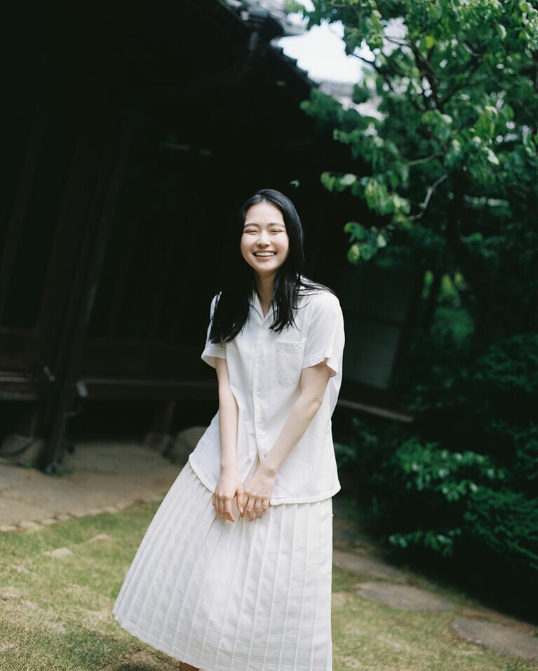 山田杏奈さん。ヴィンテージのシャツ 7,700円（moc） ヴィンテージのスカート 6,980円（olgou）