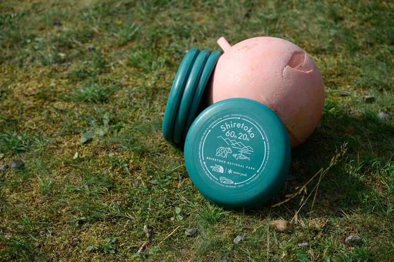 知床の海岸に漂着したブイやプラスチックゴミをフライングディスクに再生。知床国立公園指定60周年・世界遺産登録20周年を記念した特別なデザインだ。