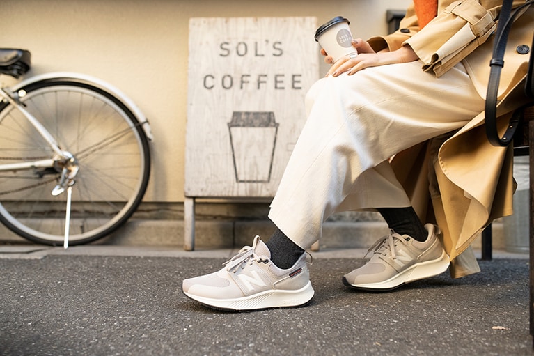 散歩や買い物など日々の生活のなかにある歩く時間をスタイリッシュ＆コンフォートにサポートする、ニューバランスのウォーキングシューズの新定番。ミッドソールに採用した「DynaSoft」や足馴染みのいいインソールが快適な履き心地をもたらしてくれるので、「街歩きの相棒に選んで大正解！」と大野さんも絶賛。UA900／9,900円