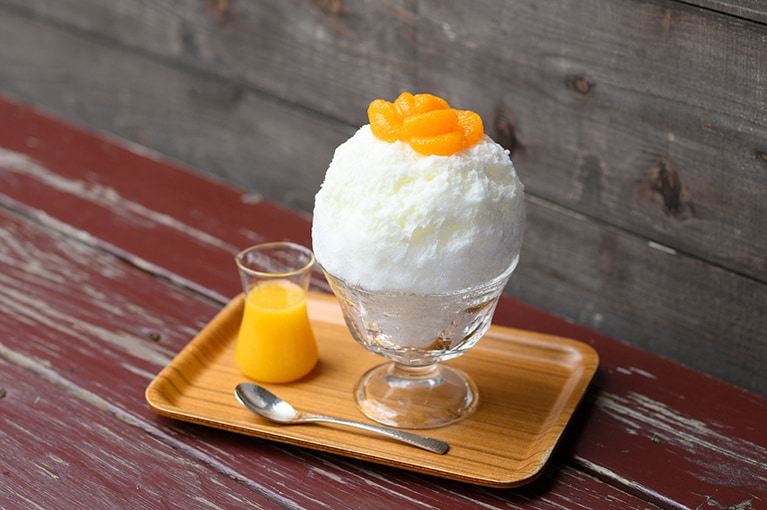 「杏仁みかん」は、上にのせた缶詰のみかんが昭和レトロな雰囲気。柑橘シロップを添えて。1,300円。