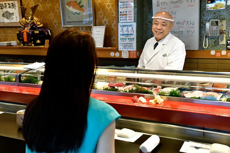 【寿司栄 総曲輪店】夜は富山の味にぎり3,300円が一番人気。そのほか、価格も明示されているので好きなものをプラスするのがおすすめ。