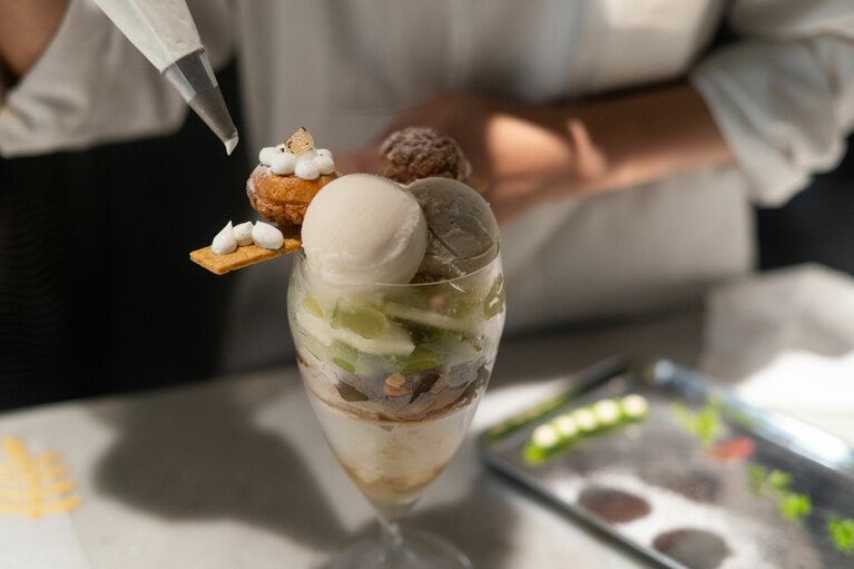 多くのパーツを丁寧に重ねていく。