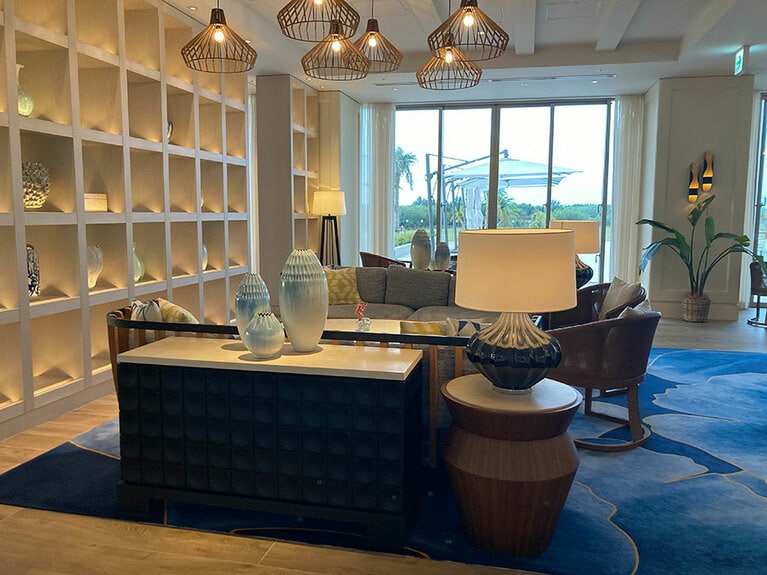 ディスプレイされているブルーの調度品を見ていると、南国のリゾートに来たことを実感し心躍る。