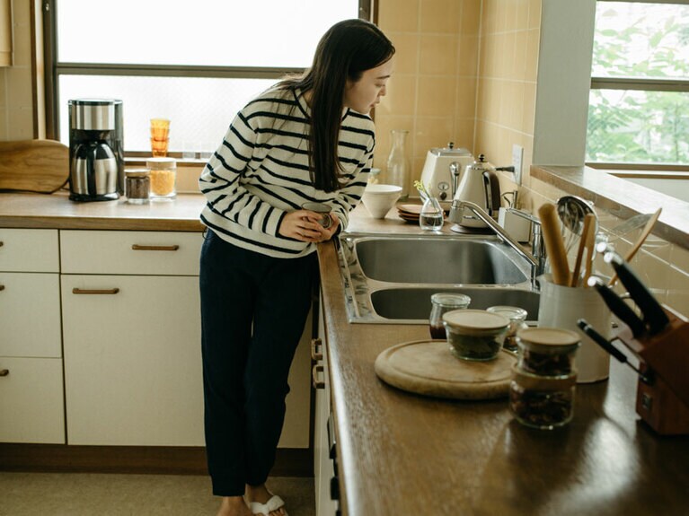 クルーネックTEE 5,940円、パンツ 5,940円。