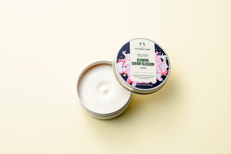 グロウイング チェリーブロッサム ボディクリーム 200ｍL 3,300円(数量限定発売中)。製品の売り上げの一部はアーティストへの還元、障がい者コミュニティ活動の支援に充てられます。