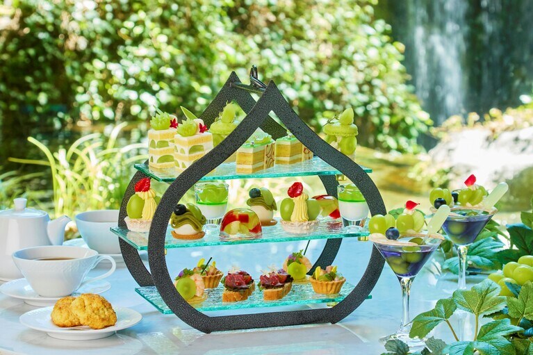 「シャインマスカットアフタヌーンティー ～ロイヤル・マスカット・ガーデン～」のイメージ。1名7,590円、モクテル1杯付き1名9,000円（ともに税・サ込）。※2名または4名で3日前までのオンライン予約限定