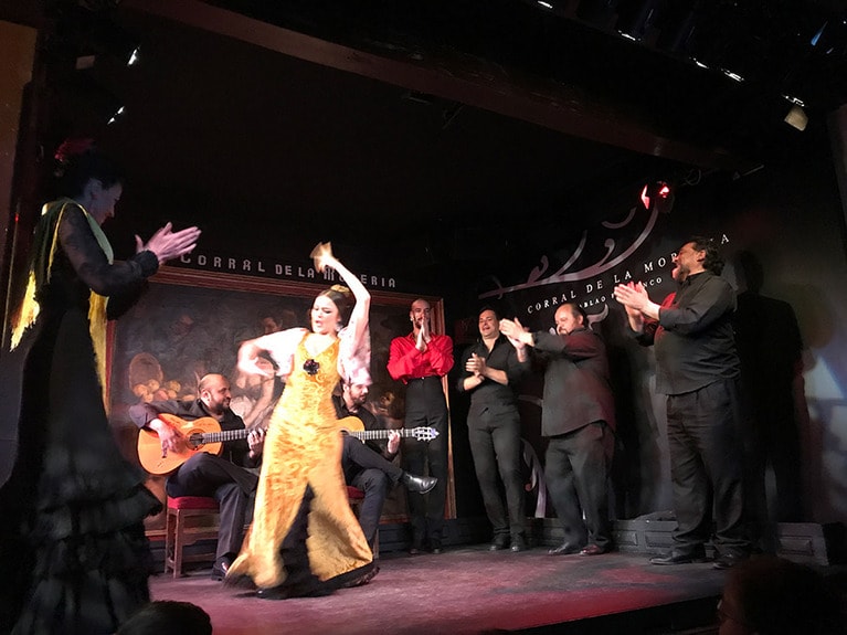 学生のようにも見えた女性が、踊り出すと情感たっぷりの大人になった！