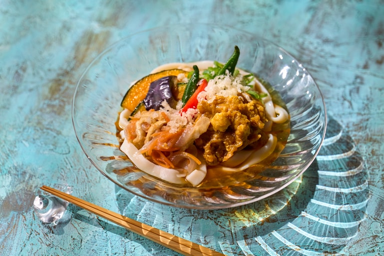 成城石井自家製 和風だしをきかせた冷やしカレーきしめん　647円。