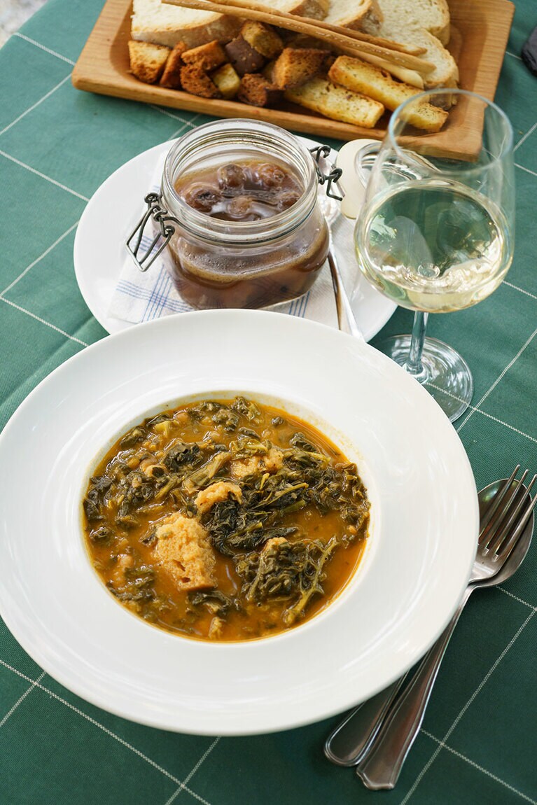 キャベツや白インゲン豆などのスープとともにパンを煮込んだ、トスカーナ地方の定番郷土料理 “リボリータ” 12ユーロ。