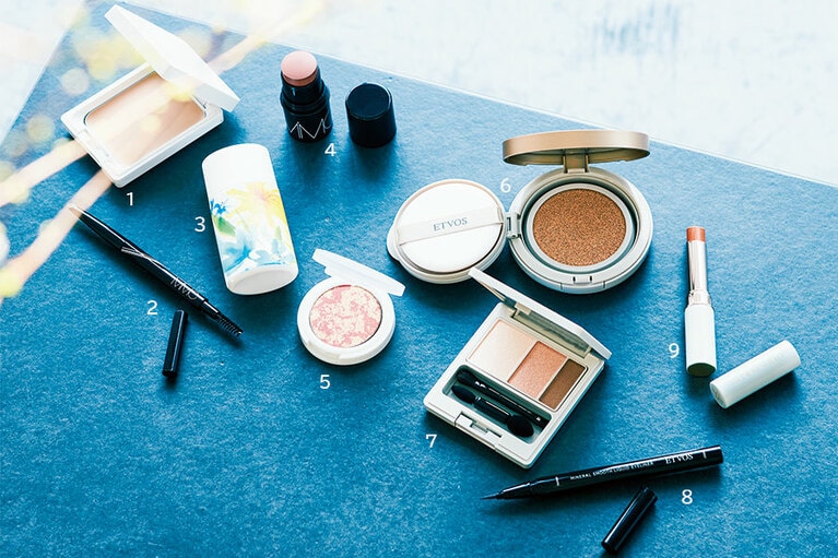 1：塗るとサラッとパウダータッチに。ミネラルクリーミーファンデーション SPF35・PA+++ 全3色 4,500円( セット価格)／ヴァントルテ  2：くずれにくい。ミネラルアイブロー 02　2,300円／MiMC  3：1回で洗い落とすには、日焼け止めも石けんオフコスメに。ナチュラグラッセ UVプロテクションベース［限定デザイン］ SPF50+・PA+++ 30mL 3,200円(限定発売)／ネイチャーズウェイ  4：クリームタイプ。ミネラルスティックチーク 02　3,800円／MiMC  5：どこにでも使える。オンリーミネラル ミネラルブルーミングカラー 03　3,200円／ヤーマン  6：乾燥小ジワを目立たなく。ミネラルグロウスキンクッション SPF32・PA+++ 全3色 12g 5,800円( セット価格)／エトヴォス  7：ウォームベージュのアイシャドウ。ナチュラグラッセ アイパレット 01　3,600円／ネイチャーズウェイ  8：目もとに甘さを添える優しいグレージュ。ミネラルスムースリキッドアイライナー ピンクグレージュ 2,700円(限定発売)／エトヴォス  9：セミマットなイエローベージュ。オンリーミネラル ミネラルエアリールージュ 05　3,300円／ヤーマン  ※中村ゆりさん使用のコスメは１、2、3、５、８