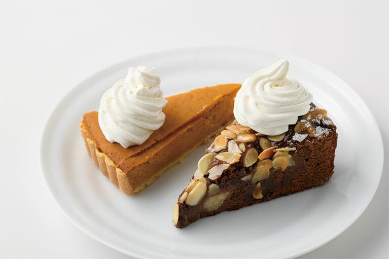 ケーキが日替わり。ガラスケースから選ぶ時間も楽しい。