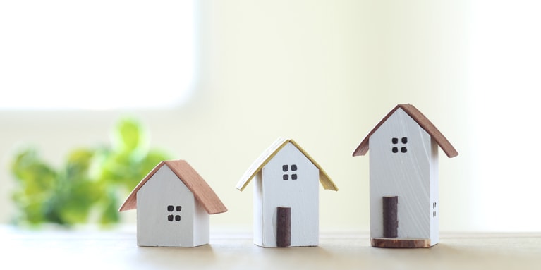 【45歳・男性からの相談】2年前に郊外に中古の一戸建てを買いました。築浅で新築同様だったので妻がいたく気に入り、彼女の望み通りにリフォームして、最初のころはみな大満足でした。ところが最近、その妻が「台所のコンセントが少ない」「リビングの天井があと30センチ高かったら……」とグチるようになり、「やっぱり新築がよかった……」と言い出したのです。 【上沼さんの回答は…？】　©baking/イメージマート