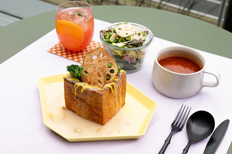 「ホワイトシチューのキューブトースト れんこんマスタード」は、ふりふりサラダ、スープ、ドリンクが付いて大満足のボリューム感。