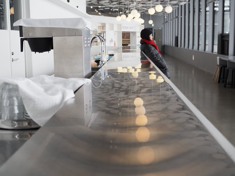 「 研ぎ澄ます、雪の妻有」 ⼭本 茜  「雪が溶けたら、外はきっと」（「Two River」　マッシモ・バルトリーニ feat. ロレンツォ・ビニ） この白雪が溶けたら、どんな風景が見えるのだろうと窓の外を眺めるのもまた楽しい。