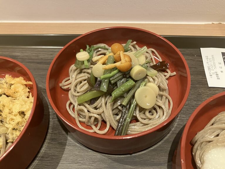 山菜なめこの割子そば、山菜がうまい 