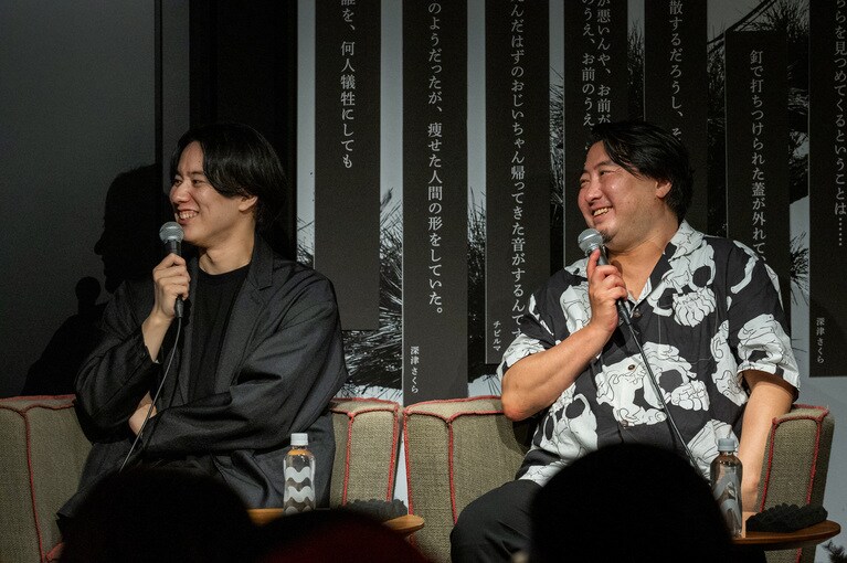 奇妙な味わいのある話で人気のチビルマさん（左）と、厭な話に定評のある夜馬裕さん（右）。