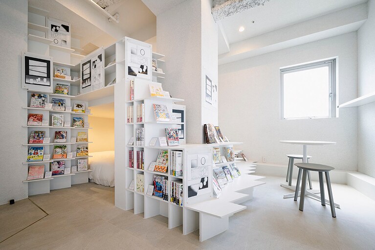 MANGA ART ROOM 白の洞窟(37平米)。セミダブルベッド2台と2人用個室サウナを完備。