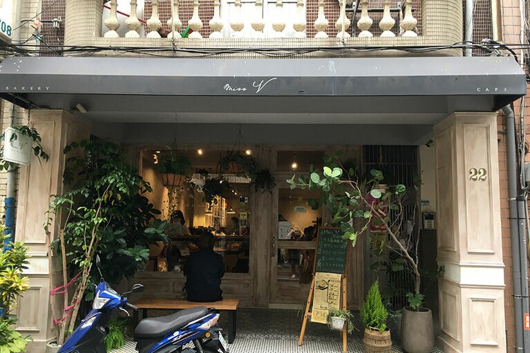 店舗外観。ガラス張りの壁の奥にはたくさんのお客さんが。