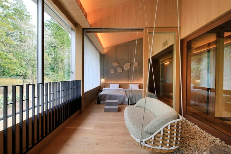 温かみのある木材を多用した客室内には、愛犬専用のトイレ、ベッド、アメニティも充実。写真は客室の一例、サンルームを設けた2階の「ラグジュアリー D-Type」。